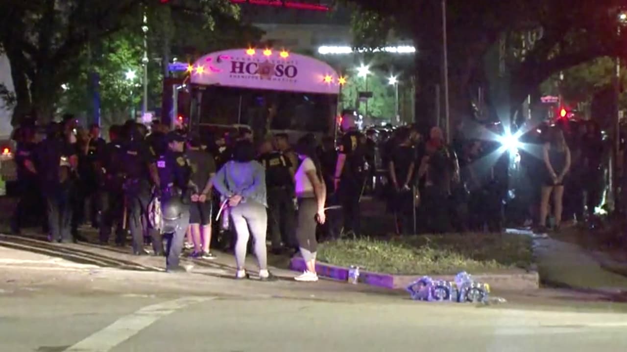 Entre los arrestos se encuentran personas involucradas en conducta criminal, algunos arrojaron piedras y botellas a los oficiales.