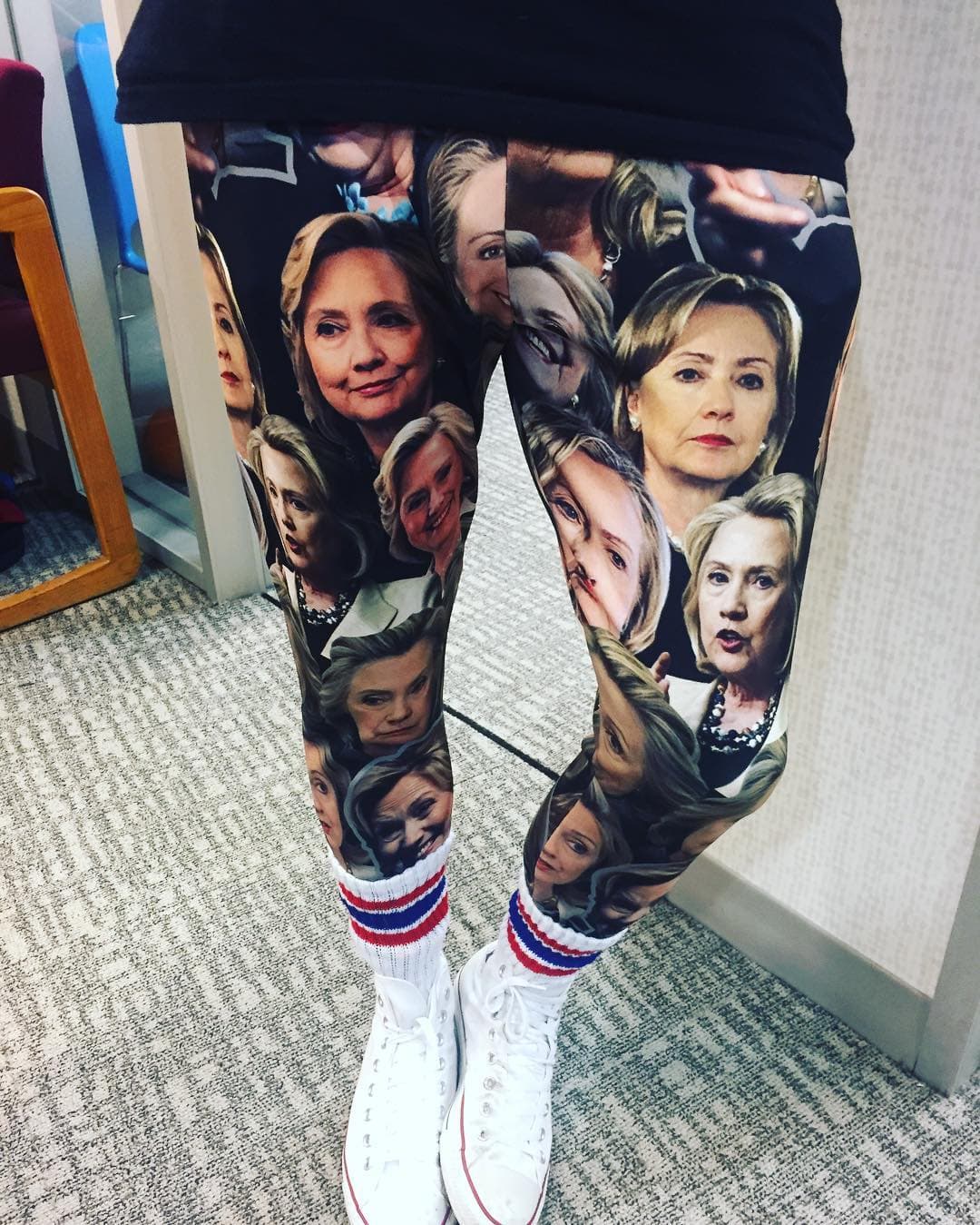 Algunos hombres también se han sumado al reto, como este seguidor de la candidata con estos pantalones estampados.