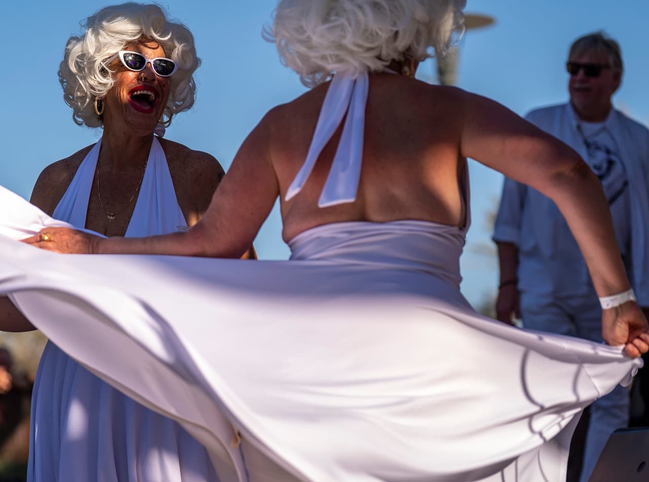 En Palm Springs, donde Marilyn Monroe vacacionó junto a su exmarido Joe DiMaggio, el sábado 30 de mayo, sus dobles, Dede Hilgesen, izquierda, y Tanya Gardner, celebraron en grande el centenario de la diva del cine estadounidense.