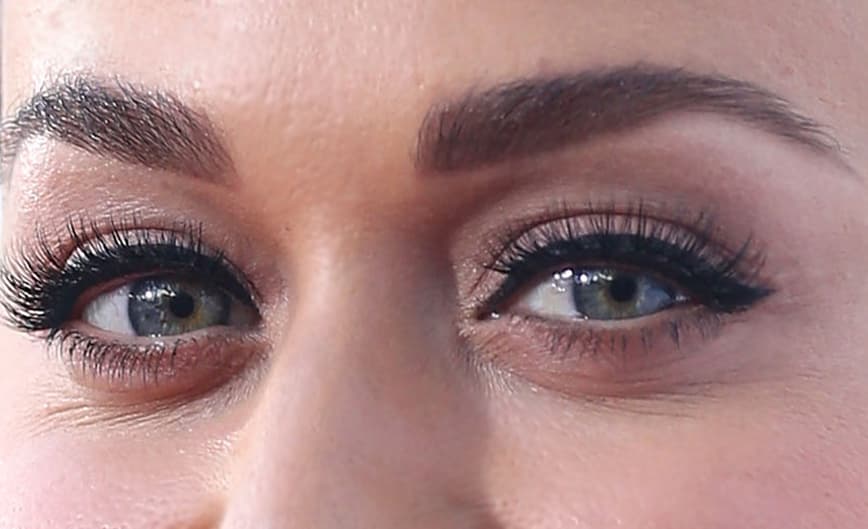 Estos hermosos ojos verdes son de una mega estrella que enamora con sus dulces melodías.