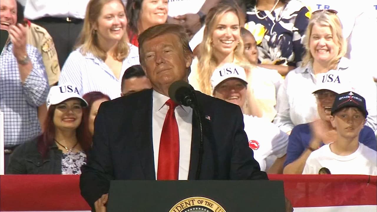 Trump se ríe cuando un seguidor aparentemente pide disparar a los inmigrantes en la frontera