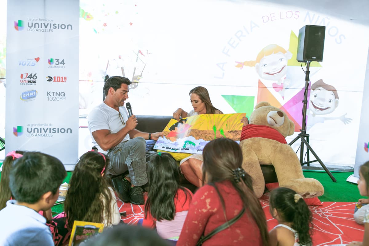 Cristián de la Fuente y Betty Monroe, los protagonistas de la telenovela "Sueño de Amor", en la Feria de los Niños que se festejó en Los Ángeles el sábado 15 de abril.