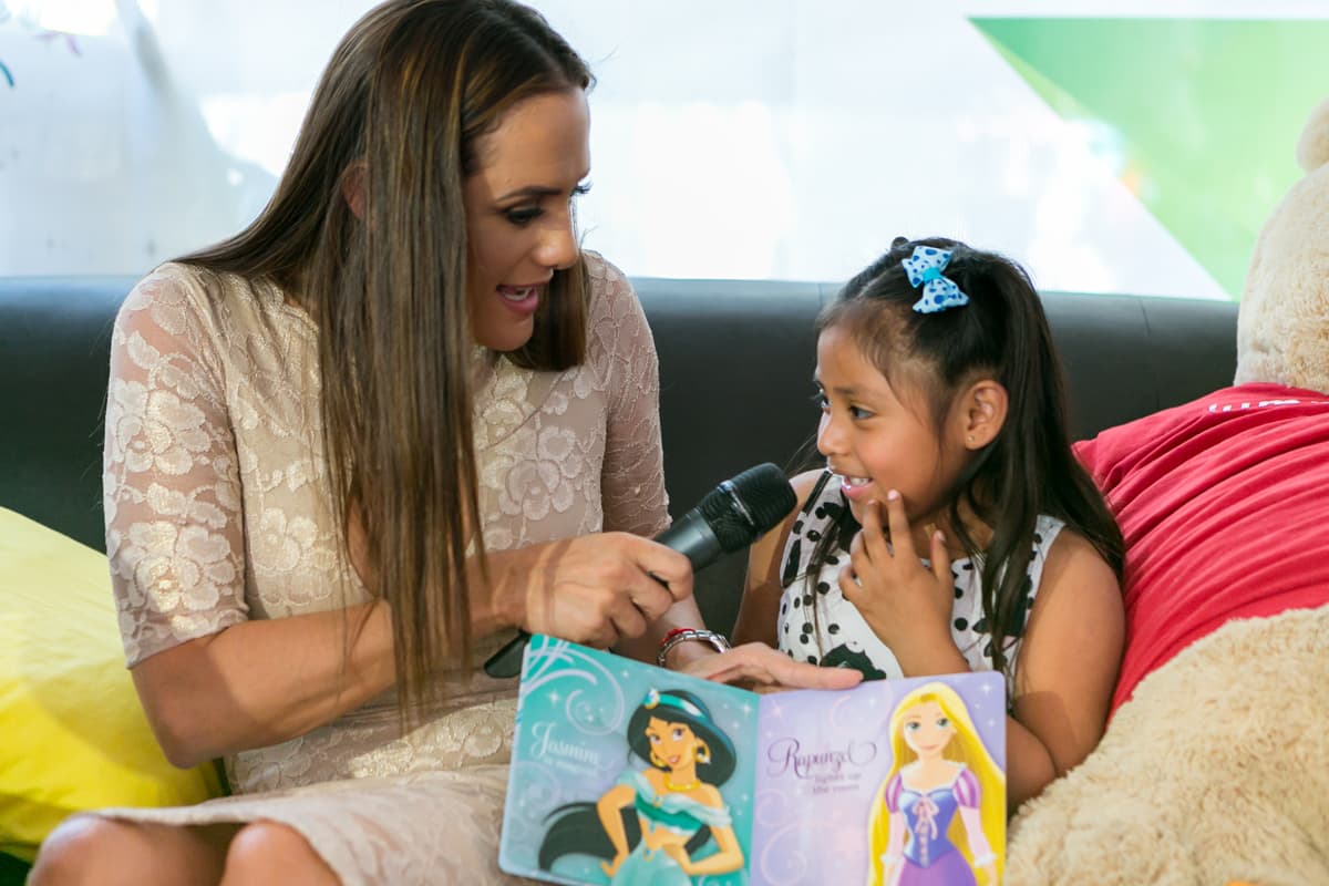 Una pequeña acompañó a Betty Monroe, la protagonista de la telenovela "Sueño de Amor".