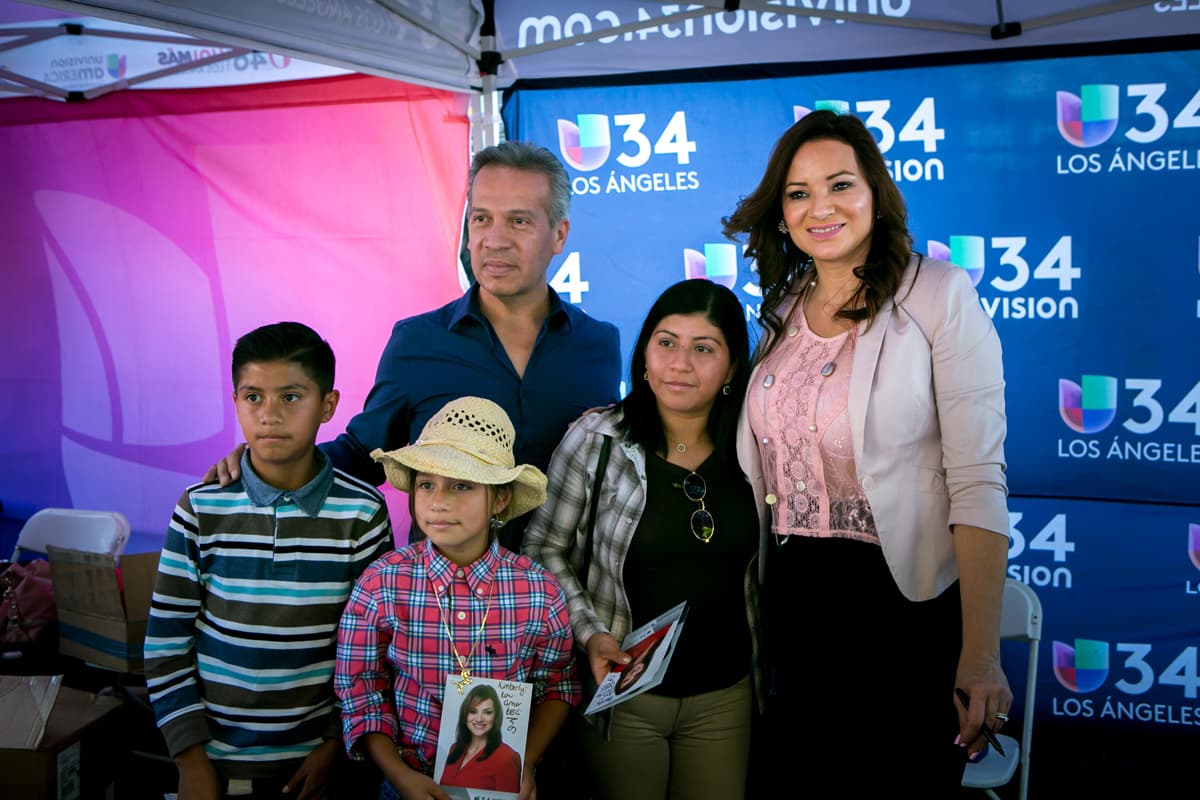 Oswaldo Borraez y Cecilia Bográn en la Feria de los Niños en Los Ángeles.