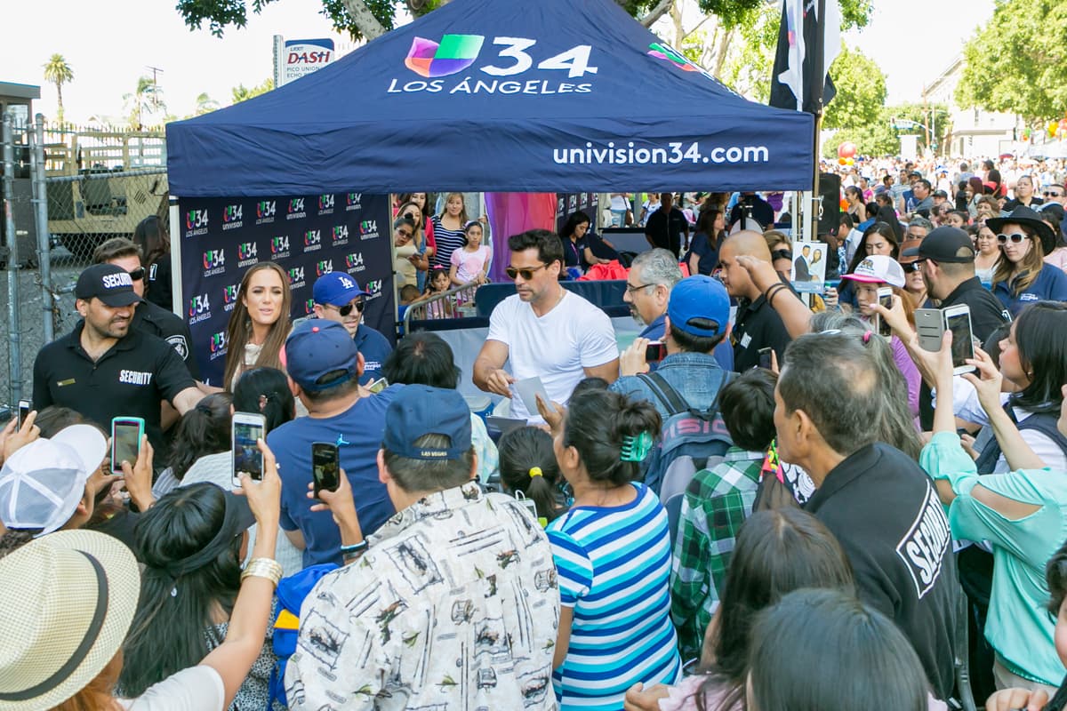 De la Fuente y Monroe repartieron autógrafos y se tomaron fotos con sus fans.