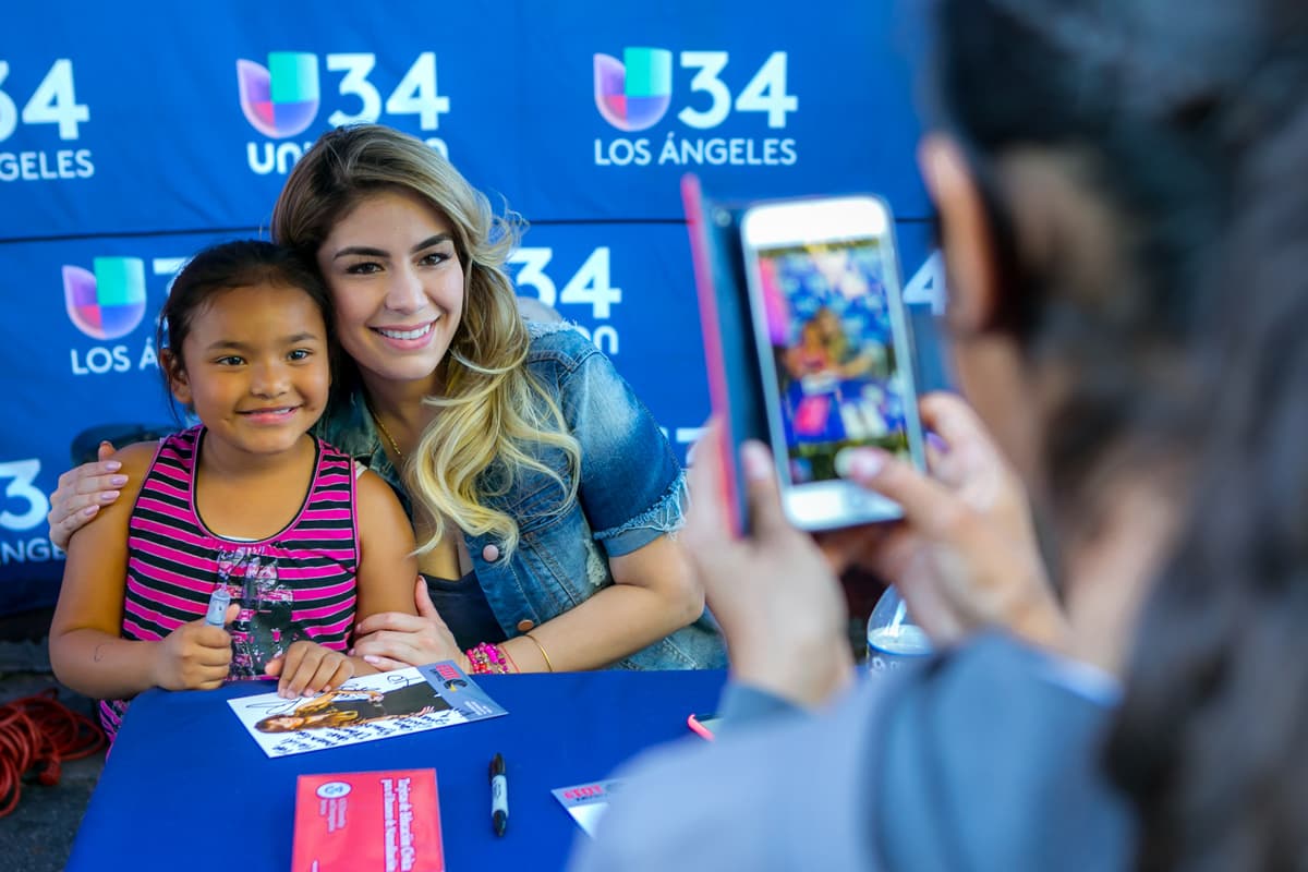 Evelyn Sicarios de Univision Los Angeles también se unió al equipo que compartió con la comunidad.