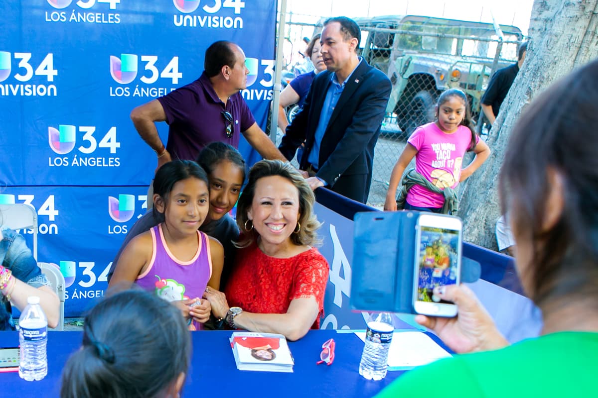 Norma Roque, miembro del equipo de Noticias 34, junto a la comunidad de Los Ángeles.