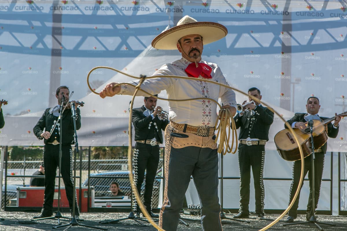 Grupos musicales en la tarima de la Feria de los Niños.