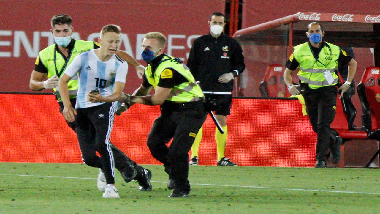 De nada sirvió colarse, seguridad obligó a espontáneo a borrar sus fotos