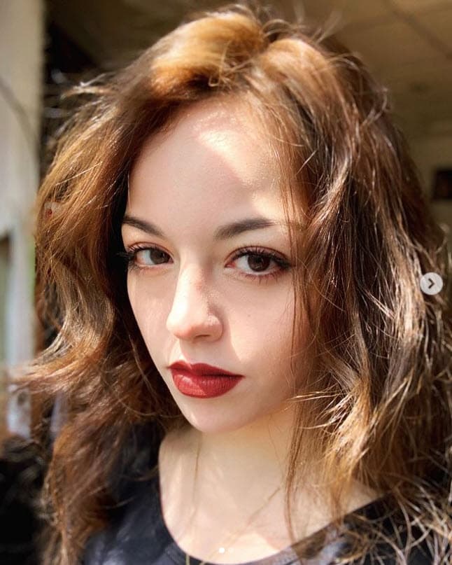 "Los últimos días que pasó en el hospital 
<b>ella casi no la cuidó</b>, sólo fue dos días en todo ese tiempo […] A finales de 2020, mi tía fue a quedarse un tiempo con ella en Acapulco tras regresar de Los Ángeles, pero cuando estuvo con mi 'abue', 
<b>no nos informaba nada de la salud de mi abuelita</b>, sólo nos dijo que la veía débil".
<br>