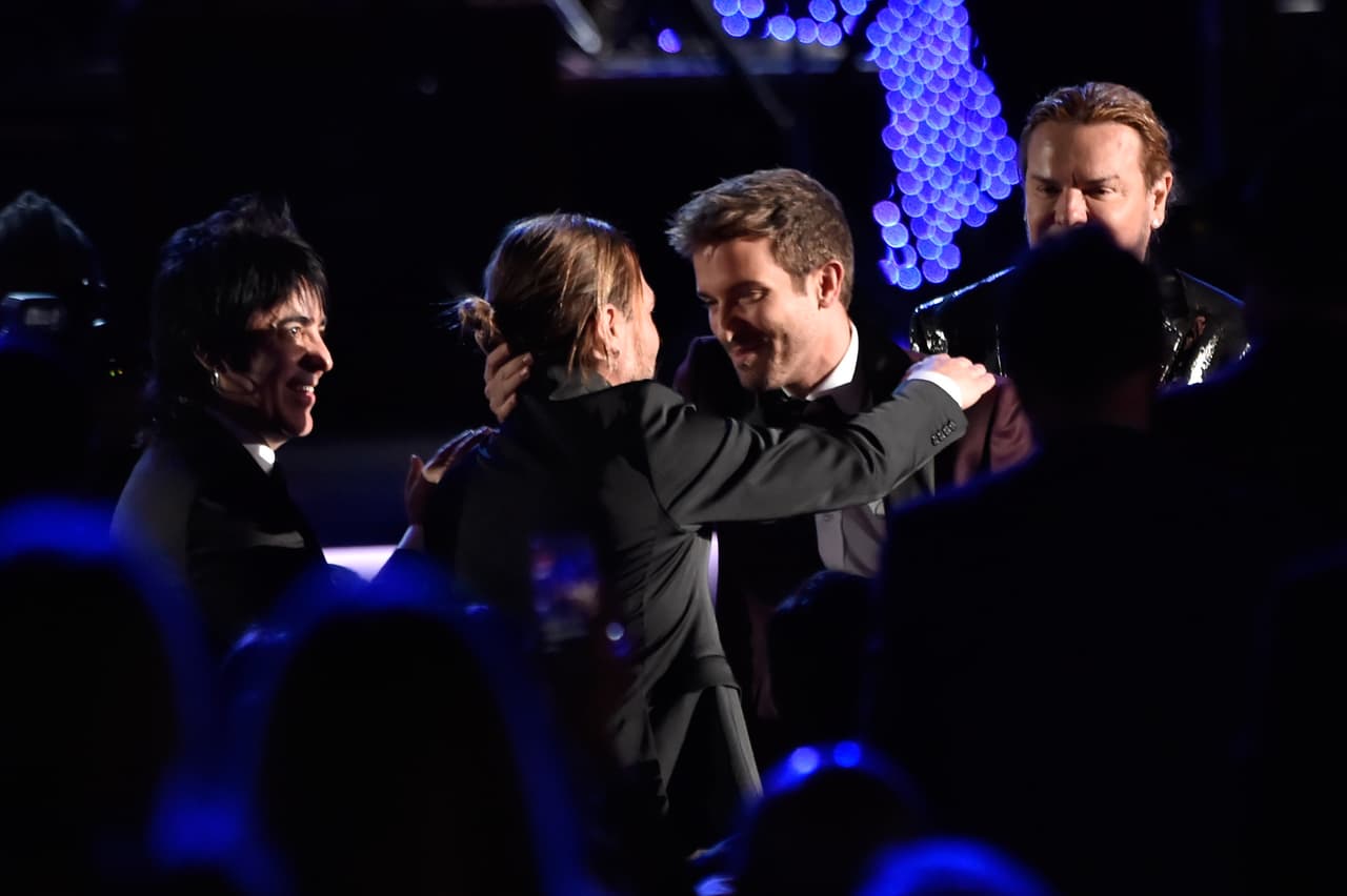 El cantautor español Pablo Alborán bajó a abrazarlos.