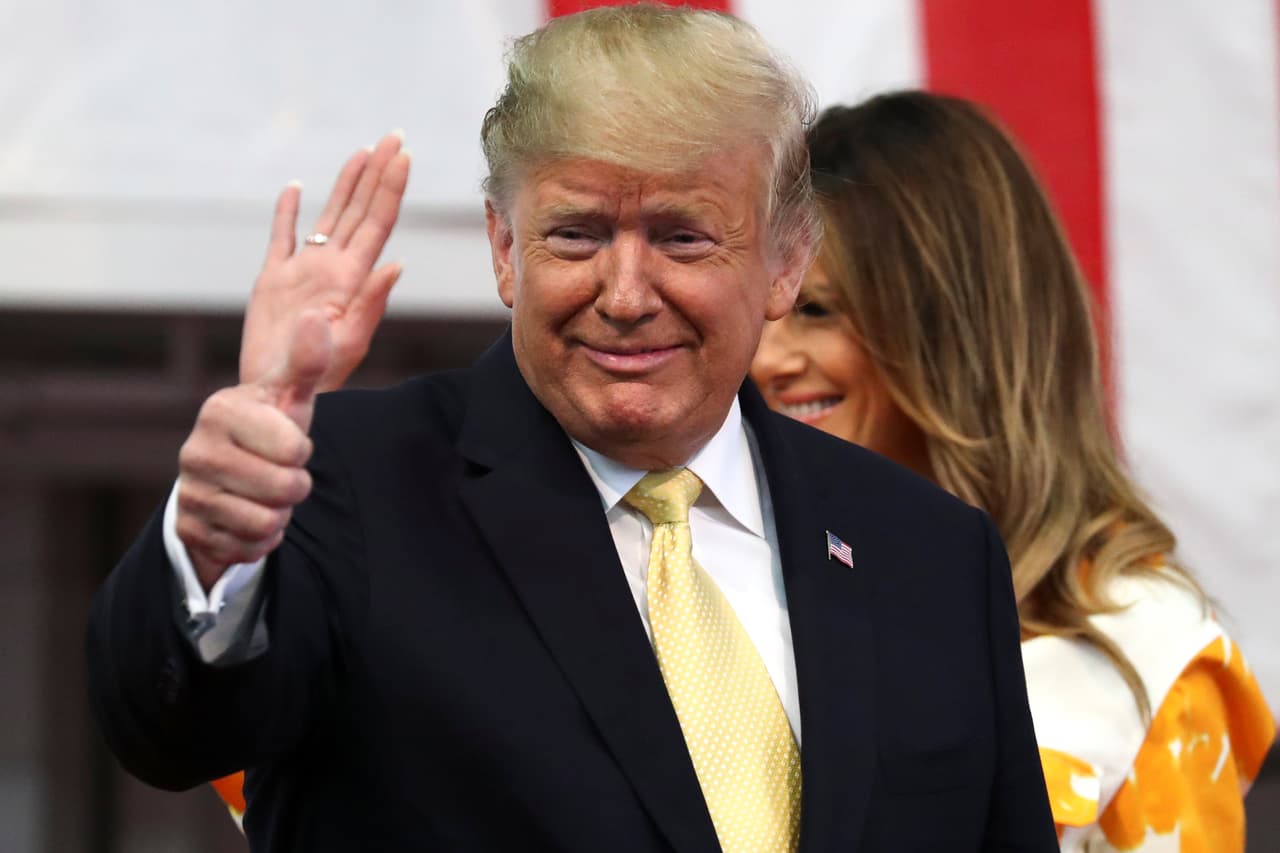 El presidente Donald Trump y la primera dama Melania Trump saludan a las tropas antes de abordar un helicóptero que los trasladó a la base en Yokosuka, al sur de Tokio, Japan.