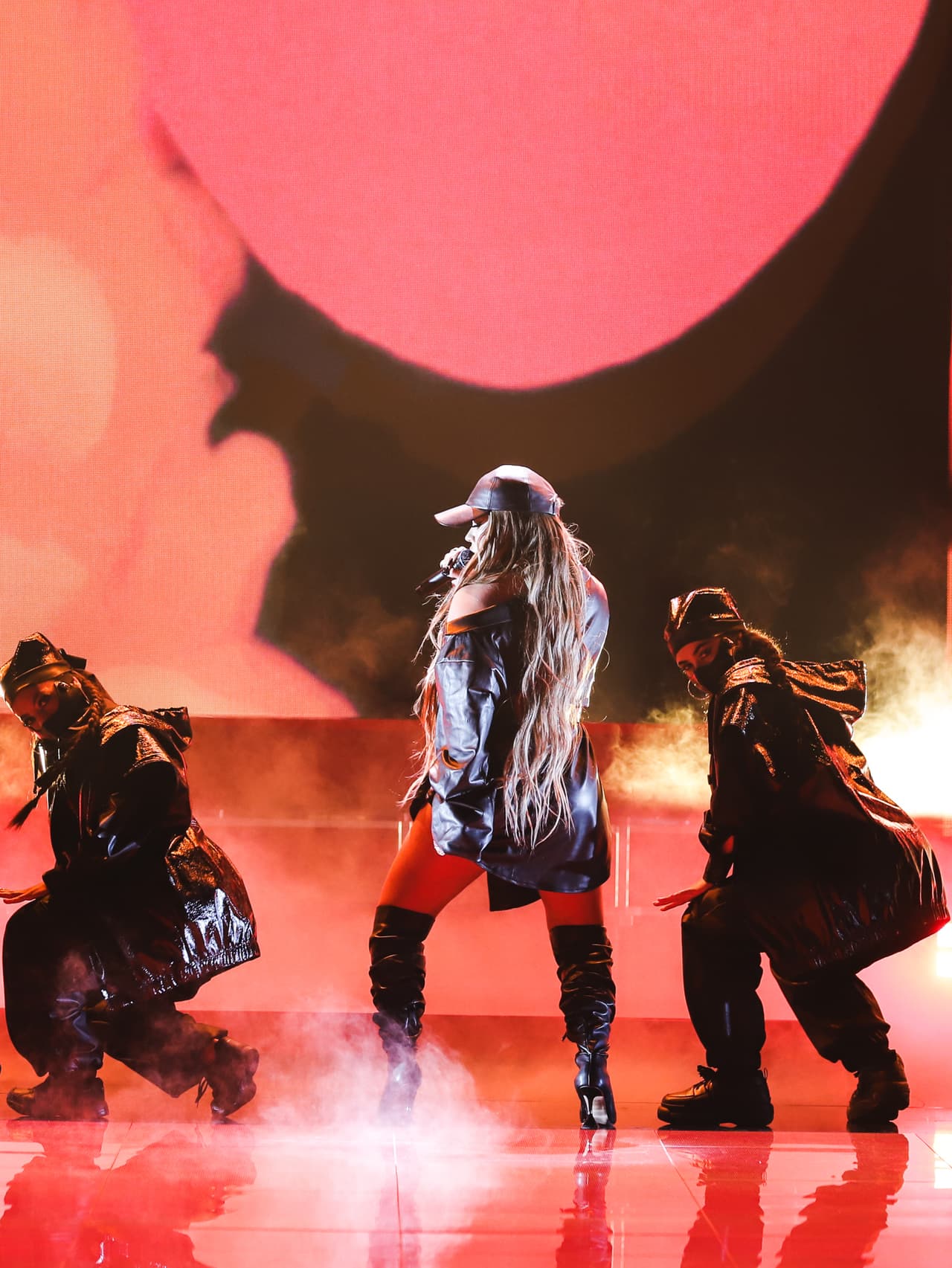 Acompañada de un cuerpo de bailarines, la cantante se apoderó del stage usando un vestido de piel asimétrico, color café, que acompañó con una gorra y botas altas.