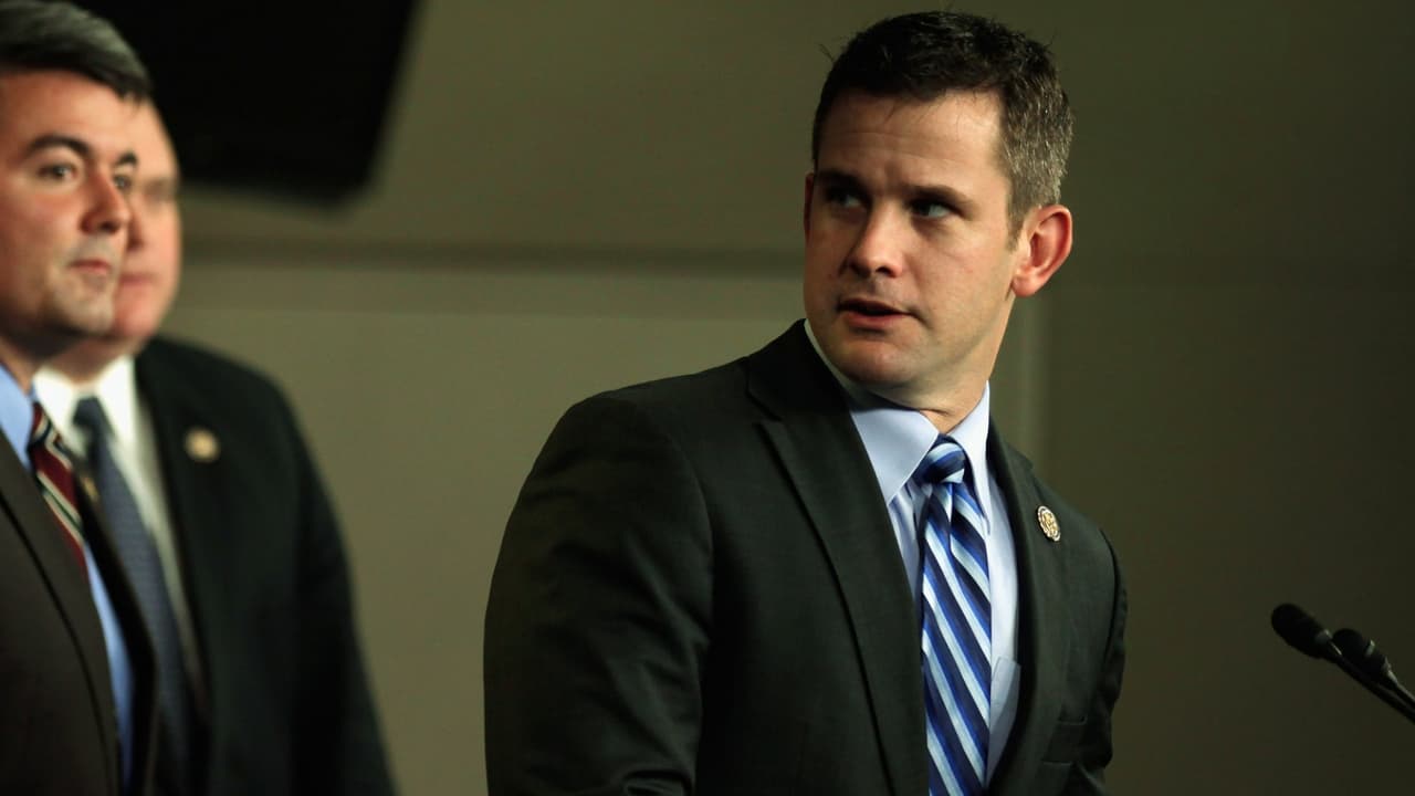 Adam Kinzinger, representante republicano por el distrito 16 de Illinois.
<br>"Sofía y yo extendemos nuestras felicitaciones a Joe Biden y Kamala Harris. Nuestra nación merece dos partes rivales que puedan trabajar juntas cuando sea posible y competir honorablemente cuando no."
<br>