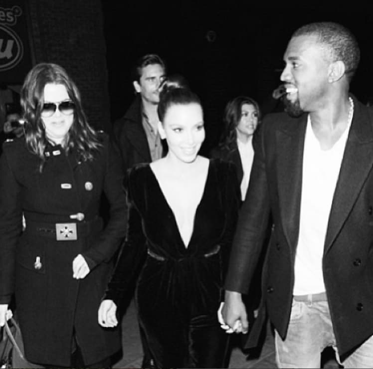 Y es que mientras el clan Kardashian visita a Lamar en el hospital, Kanye la hace de niñero.