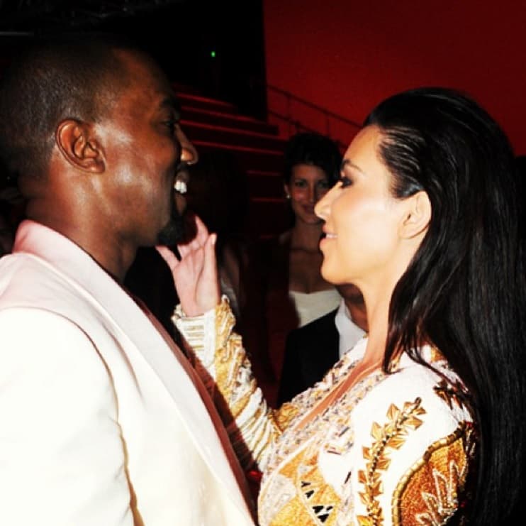 El rapero en numerosas ocasiones ha demostrado que es un esposo que apoya a Kim en las buenas, pero sobre todo en las peores.