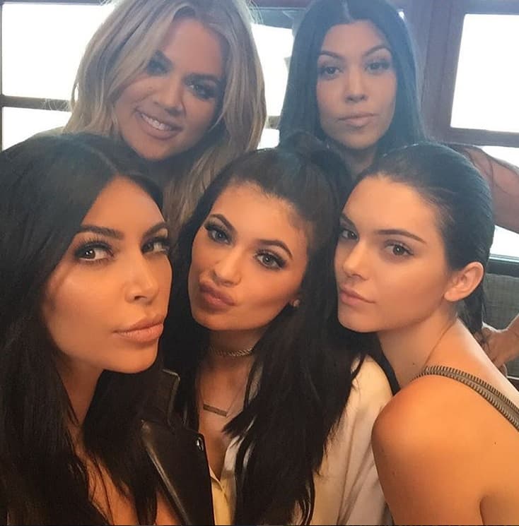 El cantante ha mostrado todo su apoyo a la familia Karashian ahora que Lamar Odom, aún esposo de Kloe se encuentra en el hospital.