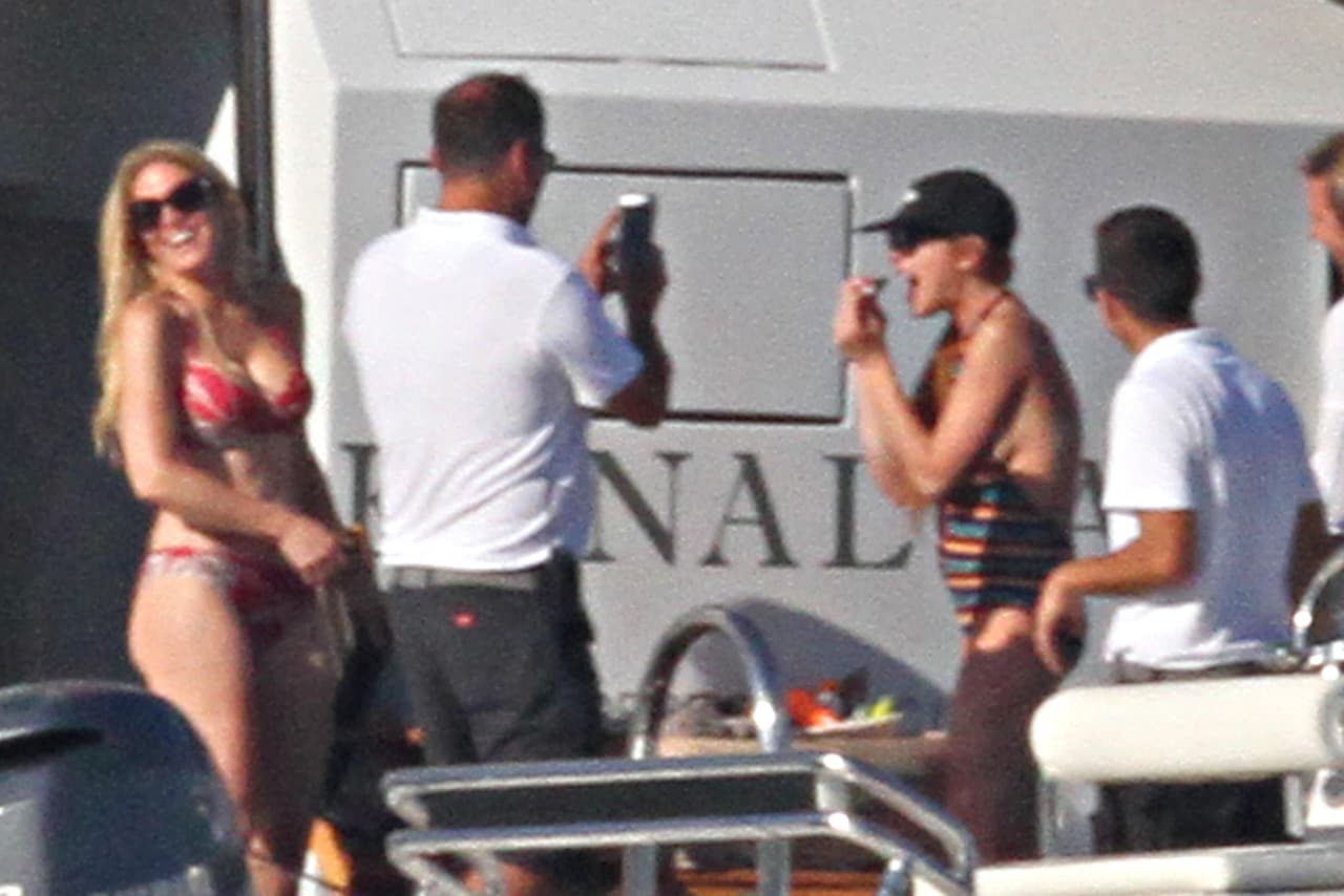 Aquí con otro traje de baño donde se le ve un vientre más hinchado.