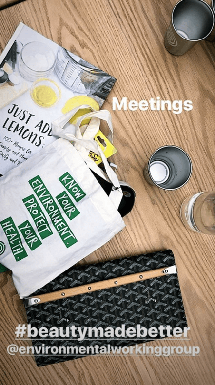 Además de cabildear en el Congreso, 
<b><a href="http://www.tmz.com/2018/04/24/kourtney-kardashian-meet-congress-cosmetics-environmental-working-group/">TMZ</a> </b>reportó que la empresaria se reuniría con el 
<b><a href="https://www.ewg.org/">Grupo de Trabajo Ambiental</a></b>, una organización especializada en investigar y defender causas ecoamigables.