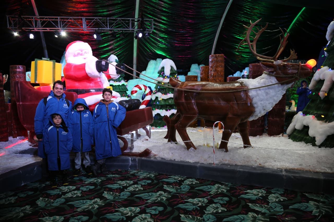 Papá Noel, su trineo y su reno son unos de los puntos favoritos de las familias para tomarse fotos.