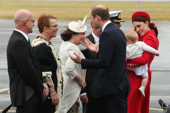 Presentando al bebé real. Mira aquí los videos más chismosos.