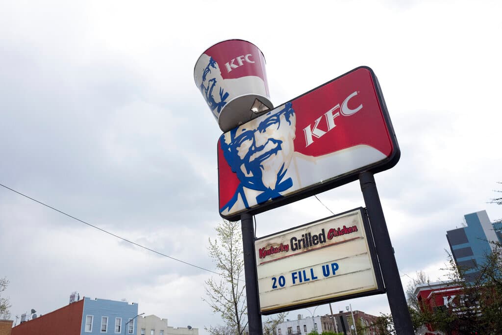 Una joven pasa una nota a empleado en un restaurante: estaba secuestrada por su novio y pudieron liberarla