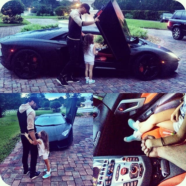 El Lamborghini Aventador de William Levy ha sido partícipe de tiernas historias en la vida del actor cubano y su familia. Una de las fotos más elogiadas por sus fans es esta, que publicó en su Instagram en 2014, anticipando un paseo con “su cita”, es decir su pequeña hija. Se ve un bello contraste entre su calidez de padre y la bestialidad del Aventador.