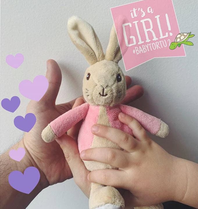 "¡Estamos felices!
<b> ¡Nuestra familia crece! </b>#itsagirl #baby #family #love #colombiana #mexicana #babytortu2", escribió la actriz junto a esta imagen en Instagram.
<br>