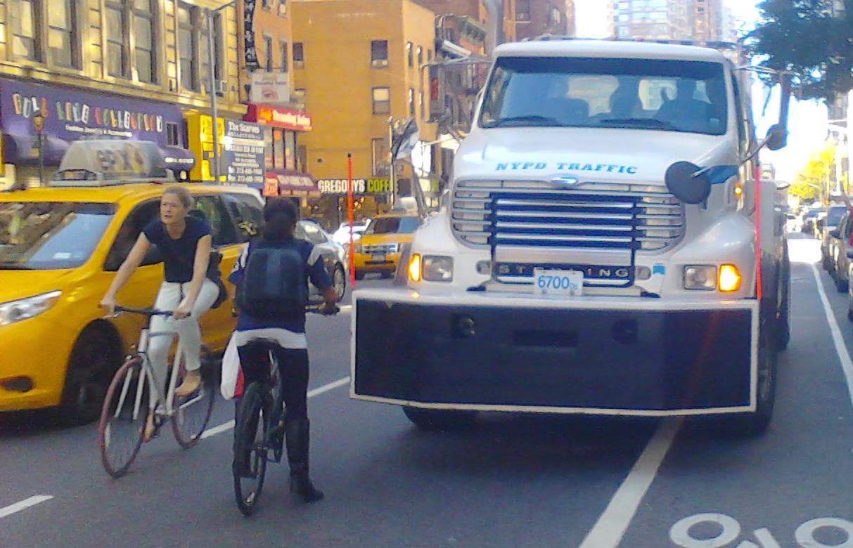Así están denunciando a quienes bloquean las pistas de bicicletas en Nueva York
