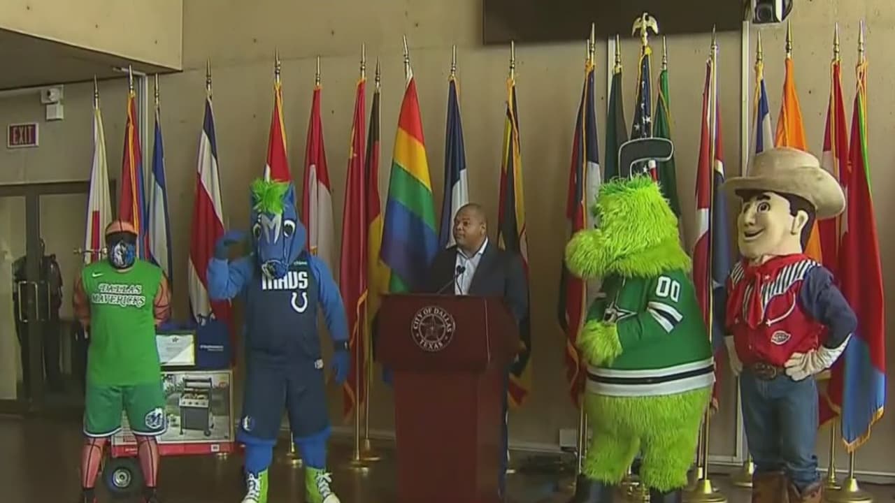 Acompañado de las mascotas representativas de los Dallas Mavericks y los Dallas Stars, así como de Big Tex, el alcalde Eric Johnson instó a la comunidad para que reciba la vacuna contra el coronavirus. El mandatario recordó que si se inoculan podrían obtener boletos gratis para ir a ver a sus equipos favoritos. Te contamos qué más pueden ganar las personas con la rifa de la ciudad.