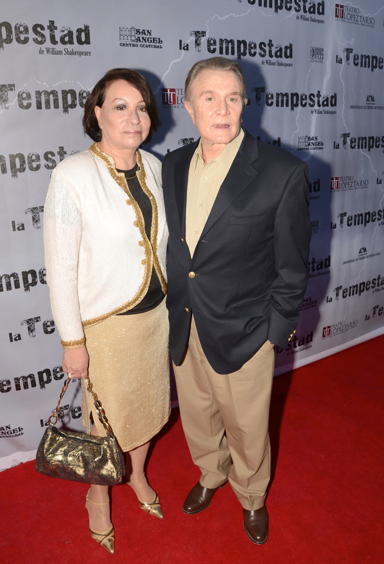 Esto lo narró en el show 'Ventaneando' del martes 11 de mayo en donde acusó a la pareja de su padre, la actriz Edith Kleiman, de 
<b><a href="https://www.univision.com/famosos/convalecientes-en-el-mismo-hospital-arturo-peniche-gualberto-castro-hector-suarez-y-la-mama-de-carlos-espejel-fotos" target="_blank">maltrato y descuido hacia él</a></b>. Los señalamientos no solo fueron a través de la televisión, sino también ante las autoridades, pues confirmó que levantó una denuncia en su contra ante la Fiscalía de Investigación de Violencia Familiar en la Ciudad de México por el delito de omisión de auxilio o de cuidado. 
<br>