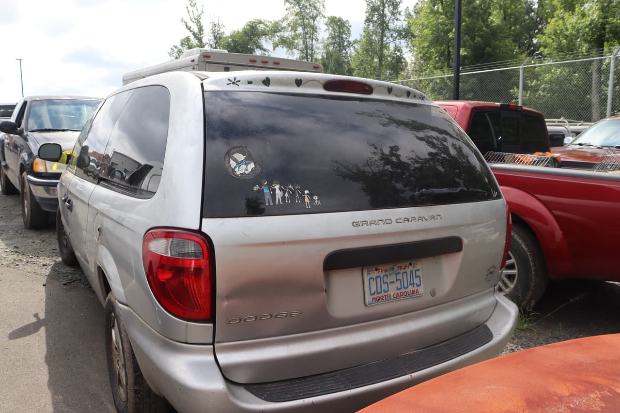 Algunos tienen imágenes en sus ventanas que dan cuenta de que son vehículos utilizados para la transportación de la familia.