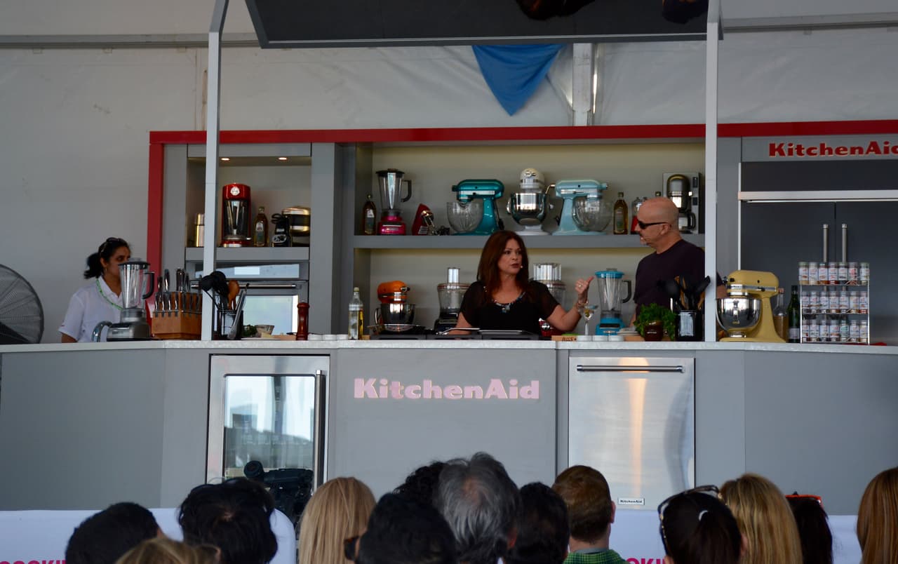 La chef Valerie Bertinelli durante su demostración culinaria.
