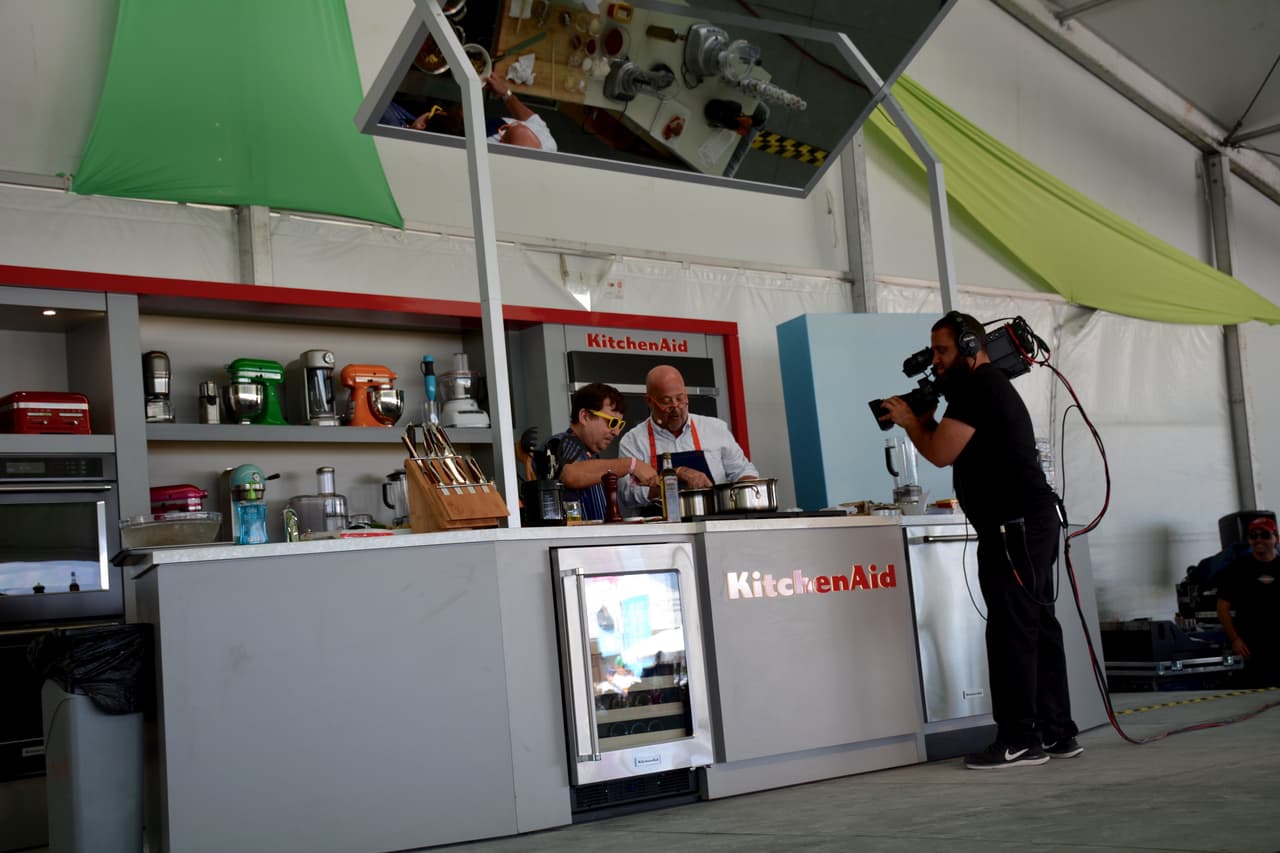 El chef, Andrew Zimmern, tomó a una de las personas del público para que lo ayudaran con su receta.