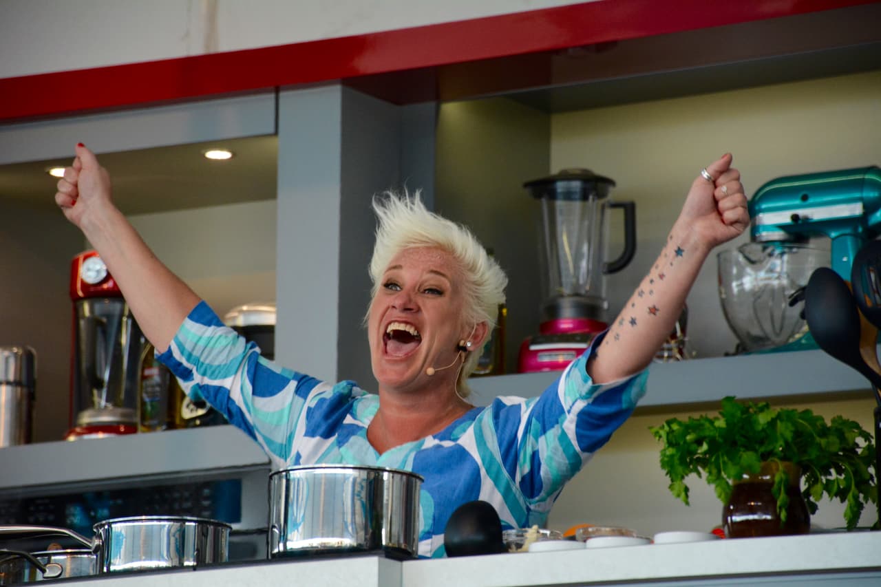 La chef Anne Burrell se disfrutó al máximo su tiempo con el público mientras mostró cómo hacer un buen risotto.