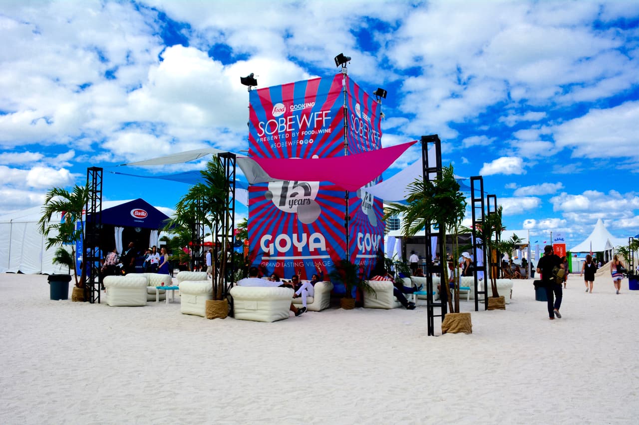 Área para que los visitantes se sentaran a disfrutar de la bebida y comida.