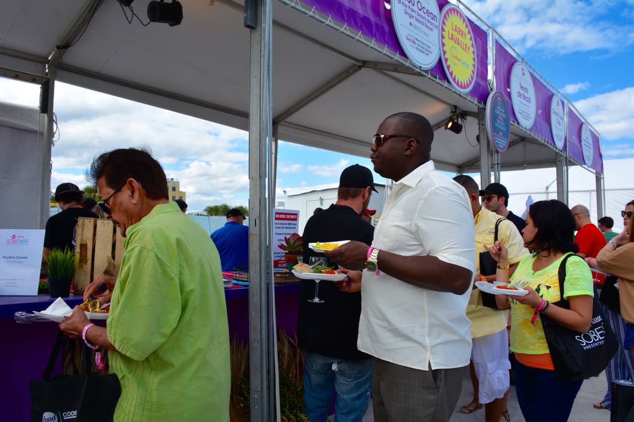 El público disfrutó de la variedad de comida disponible.