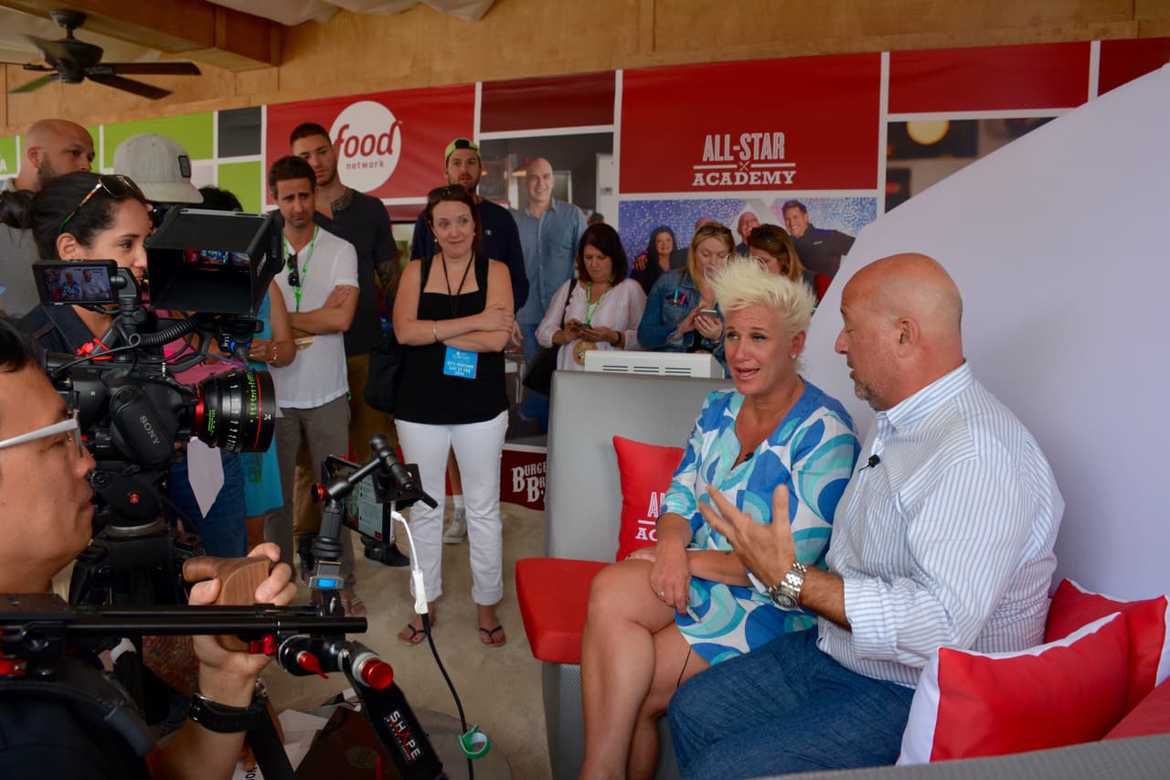 Los chefs de Food Network, Anne Burrell y Andrew Zimmern, contestaban en vivo preguntas del público a través de las redes sociales.
