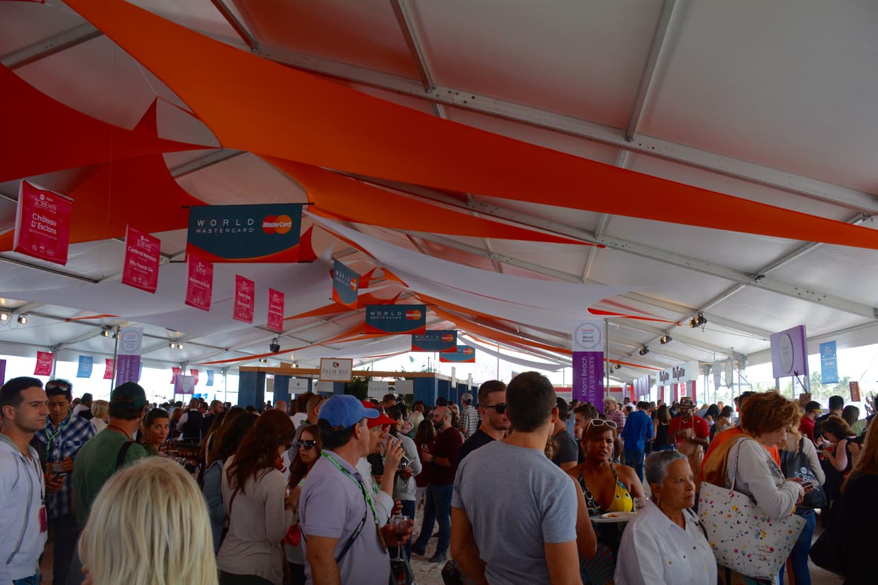 Dentro de una de las carpas del Grand Village Tasting.