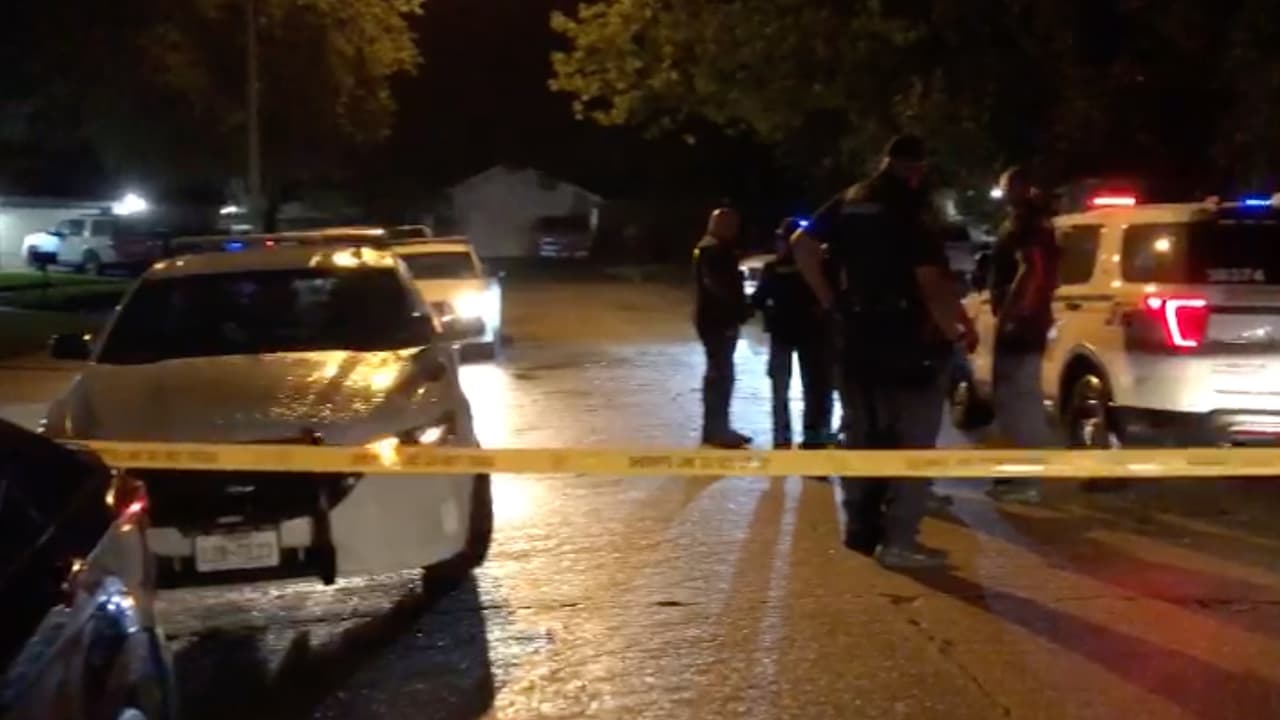 Al llegar
<b> <a href="https://twitter.com/SheriffEd_HCSO/status/1443164093381324805" target="_blank">las autoridades</a> </b>al lugar de los hechos detuvieron al hermano de la v´íctima y fue identificado como Benjamín Elliot. 
<br>