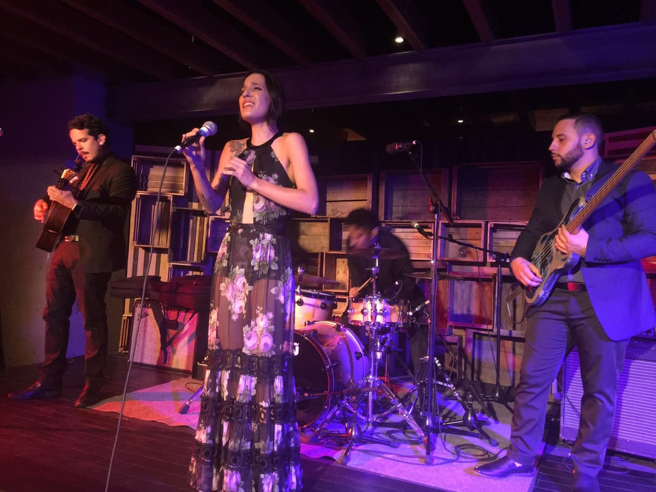 La cantante puertorriqueña
<b> <a href="http://www.univision.com/series/el-chapo/ile-canta-el-tema-principal-de-la-serie-el-chapo">iLe interpretó </a></b>
<a href="http://www.univision.com/series/el-chapo/ile-canta-el-tema-principal-de-la-serie-el-chapo">la canción 'Vienen a verme'</a>, tema principal de la serie.