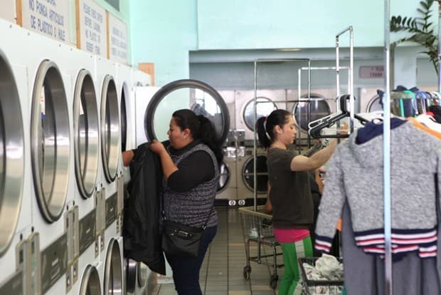 Los clientes, muchos de ellos latinos, lavan su ropa en 
<i>Lavanderia.</i>