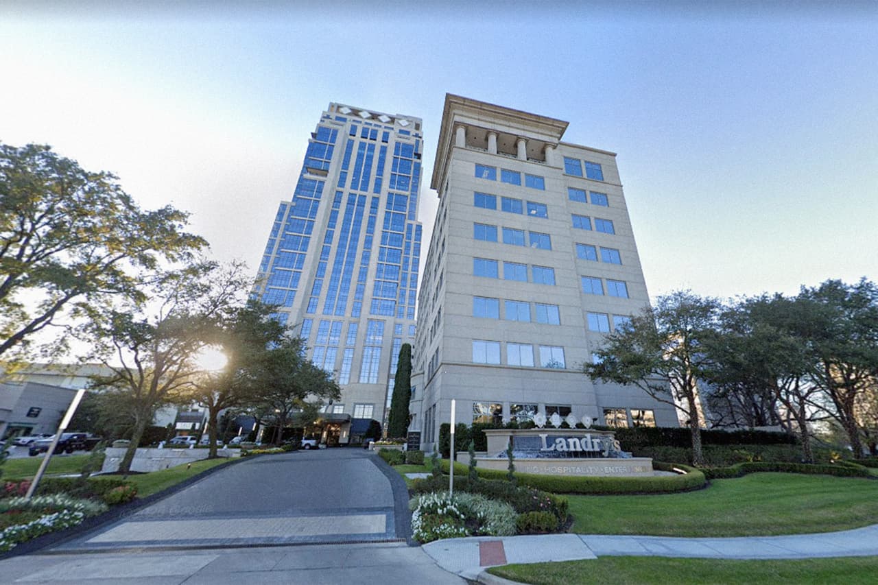 <b>Puesto 13. Landry’s Inc. Trabajadores suspendidos: alrededor de 40,000. </b>Landry's es la compañía matriz de varias marcas reconocidas de hoteles y restaurantes (Landry’s Seafood, Bubba Gump Shrimp, entre otras). Este número representa alrededor del 70% de su fuerza laboral.