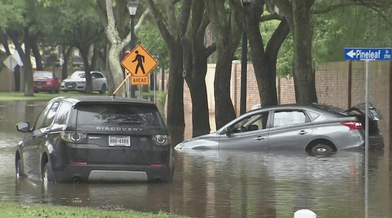 Algunos autos han sufrido por las inundaciones.