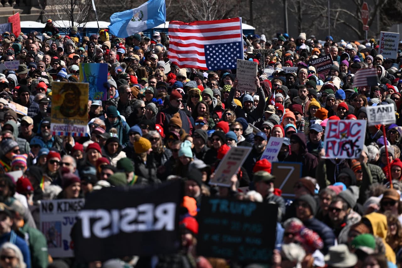 Varias personas participan en la protesta "No a los reyes" el sábado 28 de marzo de 2026 en St. Paul, Minnesota. (Foto AP/Tom Baker)
<br>