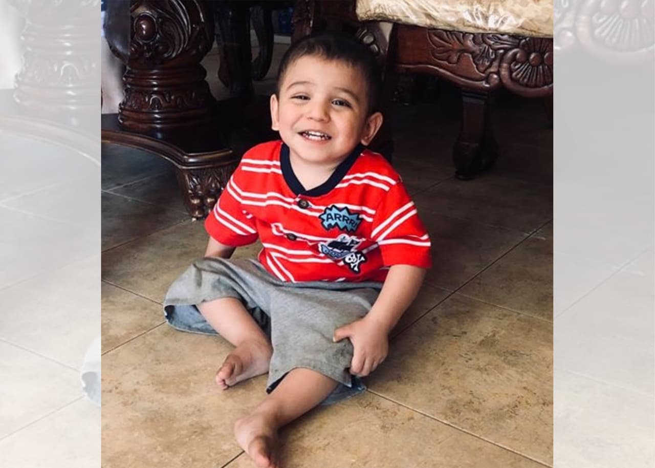 Arrestan por homicidio a padres de un menor que misteriosamente desapareció de su casa en California