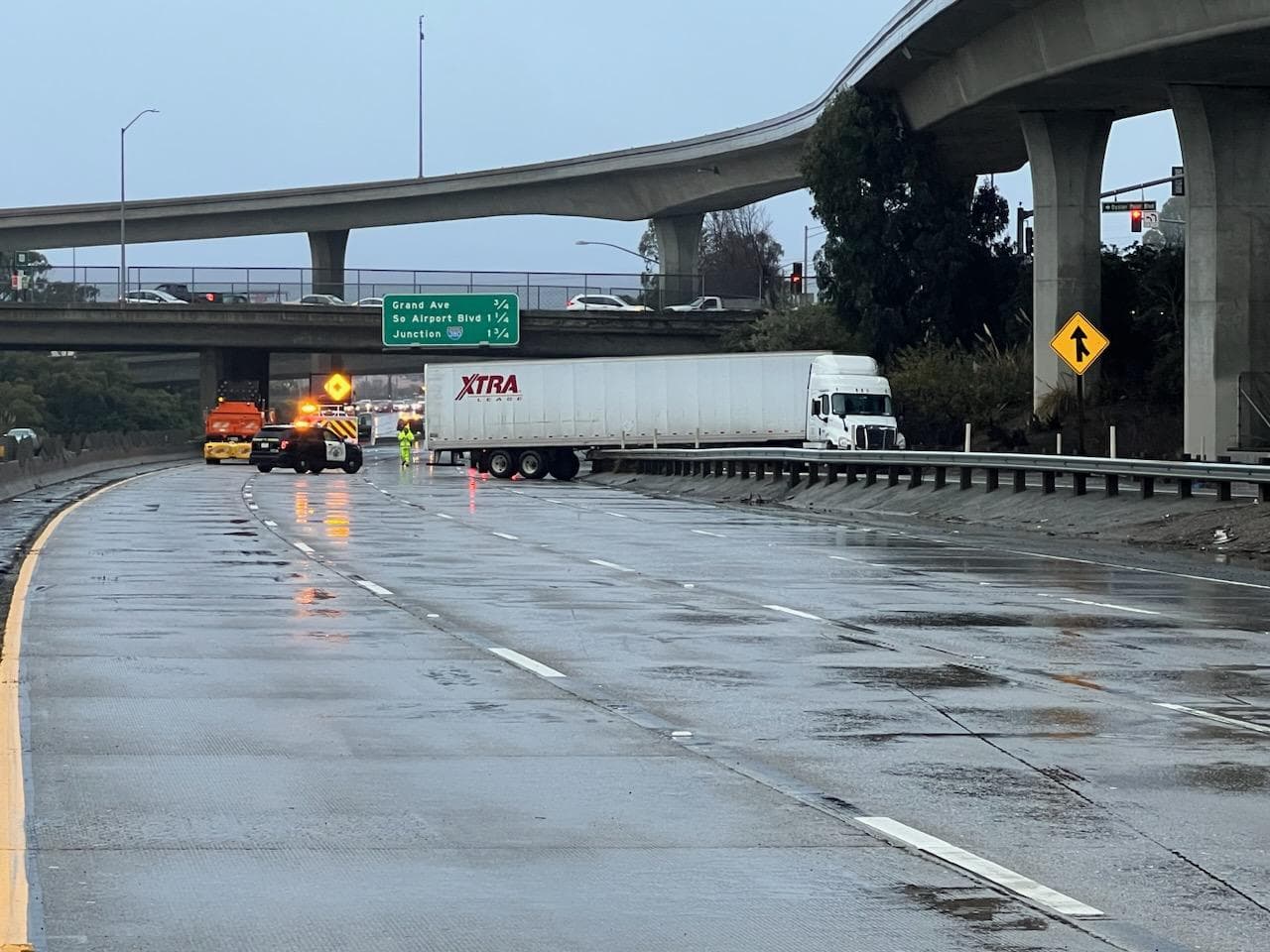 El personal de CHP-SF también reportó un camión grande que se atravesó el cierre de la carretera autopista 101. Se atascó en la barandilla de la rampa de acceso.