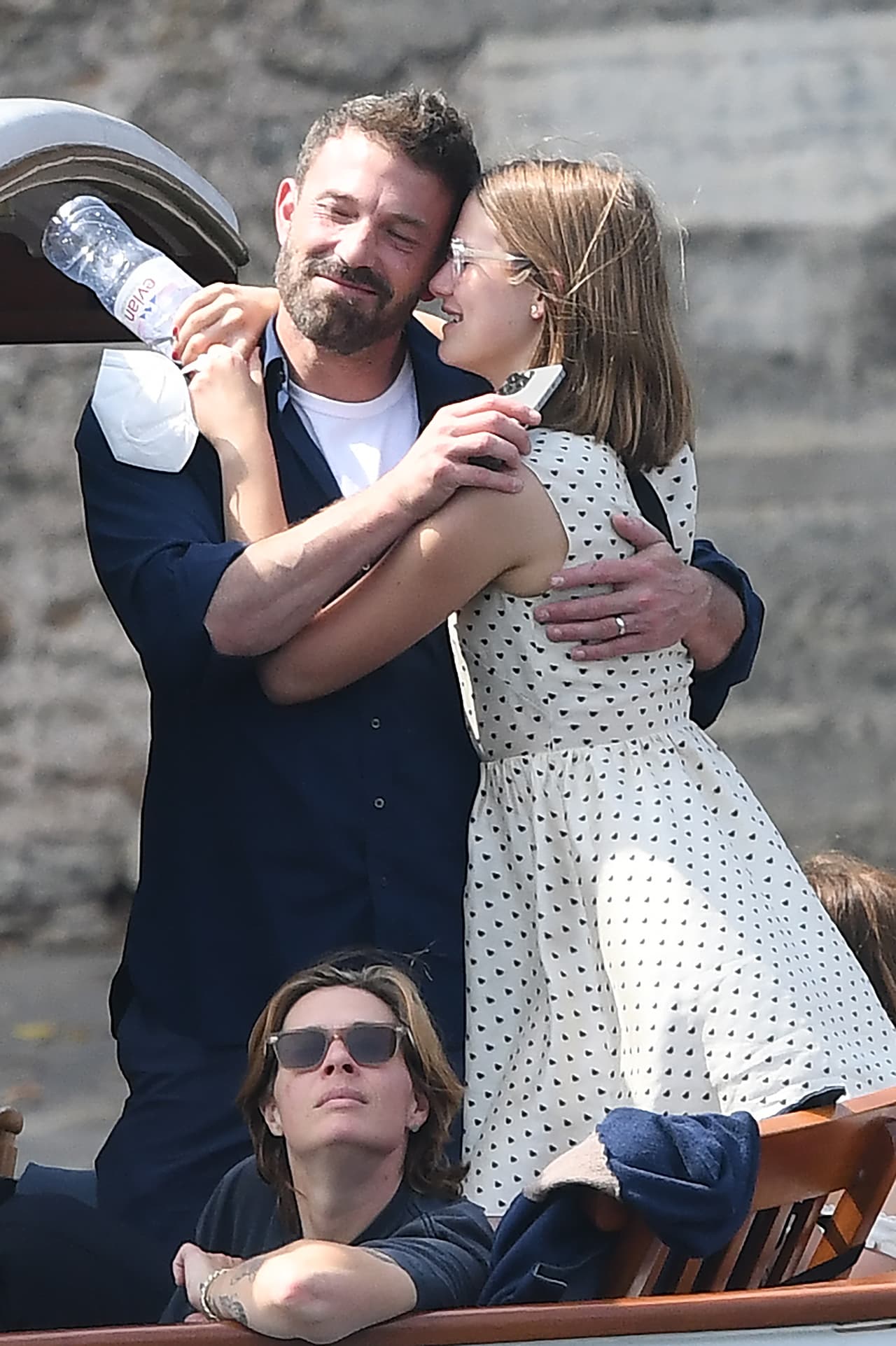 También tuvo un emotivo momento con 
<b><a href="https://www.univision.com/famosos/ben-affleck-jennifer-lopez-boda-hija-violet-fotos" target="_blank">su hija mayor, Violet</a></b>, mientras se abrazaban y contemplaban la vista.