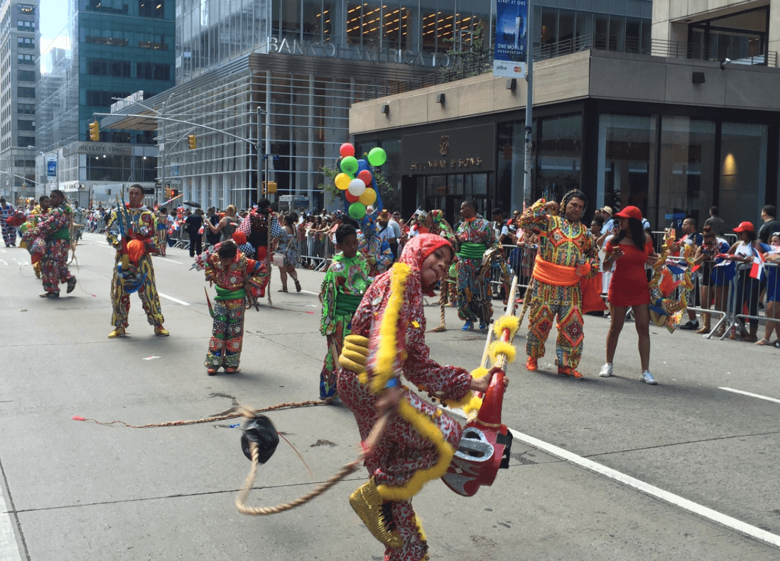 Nuevas generaciones se integran al evento anticipando muchos años más de historia en las calles de la ciudad de Nueva York.