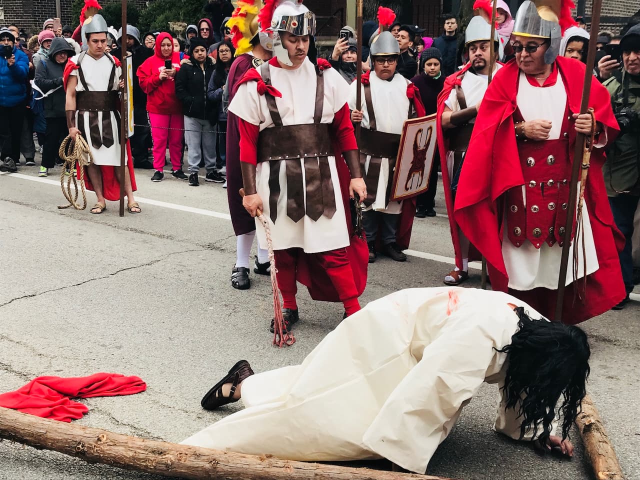 Los participantes procedieron por la calle 18 hasta Harrison Park en la esquina de la calle Wood y la 18. Los feligreses vieron a la persona que interpretó a Cristo en la última cena, tener sus tres caídas y decir sus últimas palabras.